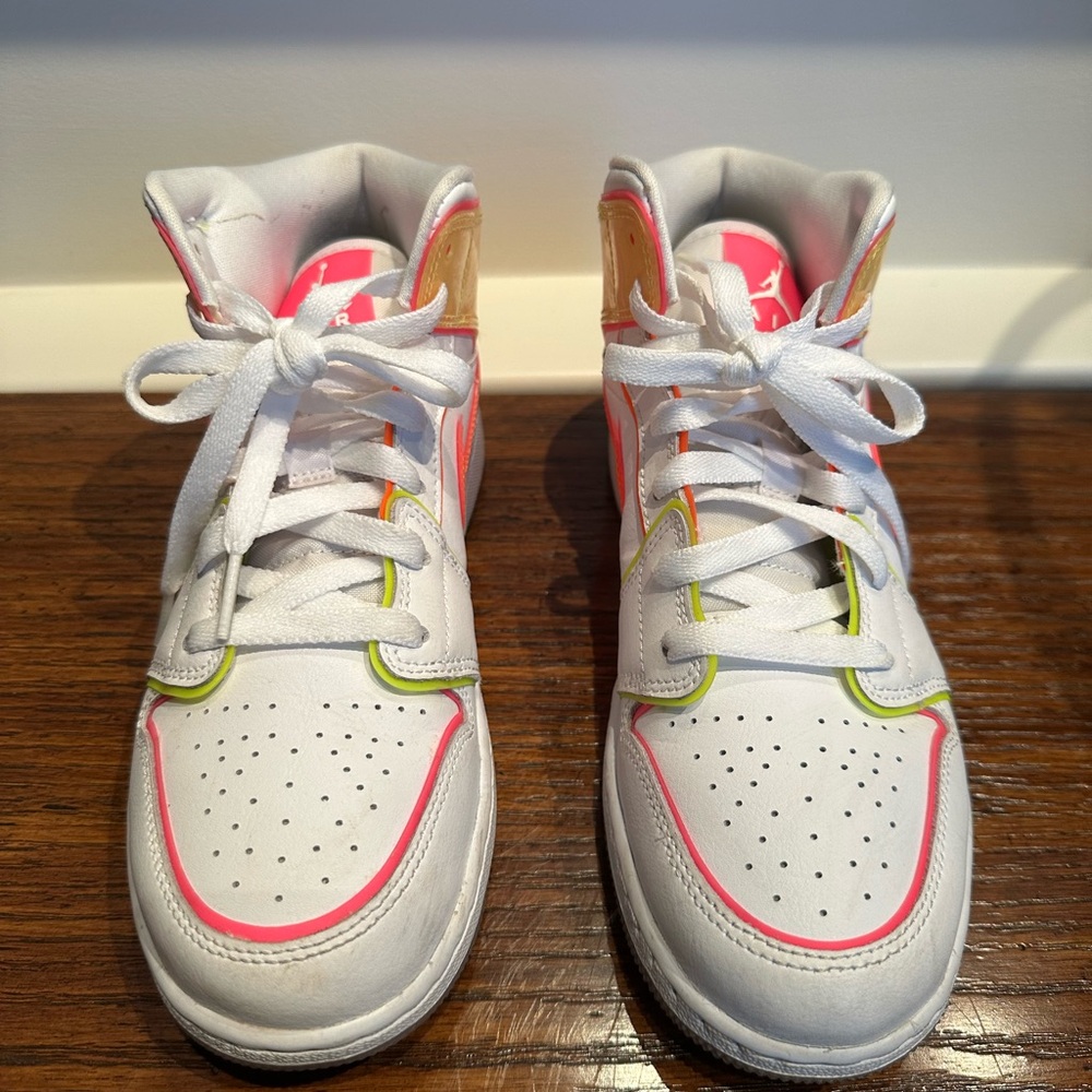 Jordan 1 Mid Edge Glow Size 5.5